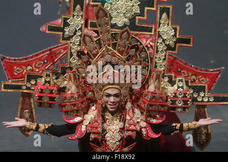 Jember, Indonesien. 30. August 2015. Modell zeigt Mode-Kreationen während der Durchführung während der 14. Jember Mode Karneval 2015. Das 14. Jember Mode Karneval 2015-Thema ist "Outframe", die aus zehn Paraden besteht die Majapahit, Ikebana, Fossil, Papagei, Kreis, Pegasus, Rotfeuerfische, Ägypten, Melanesien und Reog enthalten. Diese Straßenkarneval, die angeblich zu einer der größten in der Welt und umfasst mehr als 1000 Darstellern Parade entlang der 3,6 km langen Straße als Catwalk verwendet. © Suryanto/Pacific Press/Alamy Live-Nachrichten Stockfoto