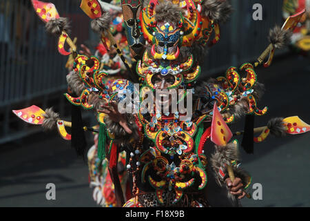 Jember, Indonesien. 30. August 2015. Modell zeigt Mode-Kreationen während der Durchführung während der 14. Jember Mode Karneval 2015. Das 14. Jember Mode Karneval 2015-Thema ist "Outframe", die aus zehn Paraden besteht die Majapahit, Ikebana, Fossil, Papagei, Kreis, Pegasus, Rotfeuerfische, Ägypten, Melanesien und Reog enthalten. Diese Straßenkarneval, die angeblich zu einer der größten in der Welt und umfasst mehr als 1000 Darstellern Parade entlang der 3,6 km langen Straße als Catwalk verwendet. © Suryanto/Pacific Press/Alamy Live-Nachrichten Stockfoto