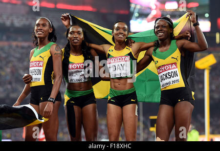 (150830)--Peking, 30. August 2015 (Xinhua)--(von L bis R) Jamaikas Stephenie Ann McPherson, Novlene Williams-Mills, Christine Day und Shericka Jackson zu feiern, nach dem Gewinn der Frauen 4x400m Staffel Finale bei der 2015 IAAF World Champships in das "Vogelnest" Nationalstadion in Peking, Hauptstadt von China, 30. August 2015. (Xinhua/Li Gang) Stockfoto