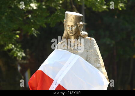 Danzig, Polen 30. August 2015 Enthüllung von Danuta Sledzikowna "Inka" Denkmal-Zeremonie, die legendären Krankenschwester der AK. InkaÕs Körper wurde gefunden in Massengrab am Soldatenfriedhof in Danzig und am Anfang des Jahres 2015 identifiziert. Bildnachweis: Michal Fludra/Alamy Live-Nachrichten Stockfoto