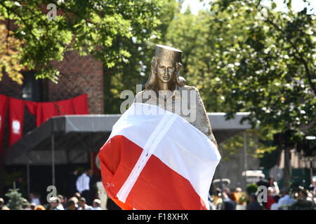 Danzig, Polen 30. August 2015 Enthüllung von Danuta Sledzikowna "Inka" Denkmal-Zeremonie, die legendären Krankenschwester der AK. InkaÕs Körper wurde gefunden in Massengrab am Soldatenfriedhof in Danzig und am Anfang des Jahres 2015 identifiziert. Bildnachweis: Michal Fludra/Alamy Live-Nachrichten Stockfoto