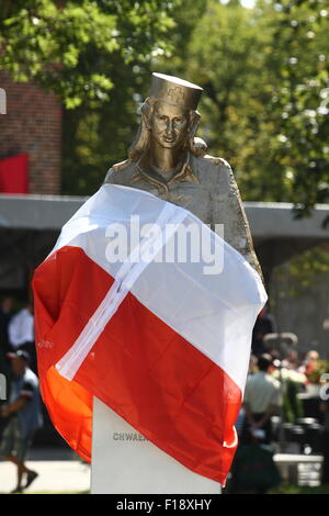 Danzig, Polen 30. August 2015 Enthüllung von Danuta Sledzikowna "Inka" Denkmal-Zeremonie, die legendären Krankenschwester der AK. InkaÕs Körper wurde gefunden in Massengrab am Soldatenfriedhof in Danzig und am Anfang des Jahres 2015 identifiziert. Bildnachweis: Michal Fludra/Alamy Live-Nachrichten Stockfoto