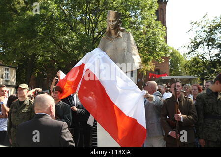 Danzig, Polen 30. August 2015 Enthüllung von Danuta Sledzikowna "Inka" Denkmal-Zeremonie, die legendären Krankenschwester der AK. InkaÕs Körper wurde gefunden in Massengrab am Soldatenfriedhof in Danzig und am Anfang des Jahres 2015 identifiziert. Bildnachweis: Michal Fludra/Alamy Live-Nachrichten Stockfoto