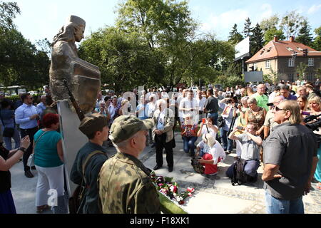 Danzig, Polen 30. August 2015 Enthüllung von Danuta Sledzikowna "Inka" Denkmal-Zeremonie, die legendären Krankenschwester der AK. InkaÕs Körper wurde gefunden in Massengrab am Soldatenfriedhof in Danzig und am Anfang des Jahres 2015 identifiziert. Bildnachweis: Michal Fludra/Alamy Live-Nachrichten Stockfoto