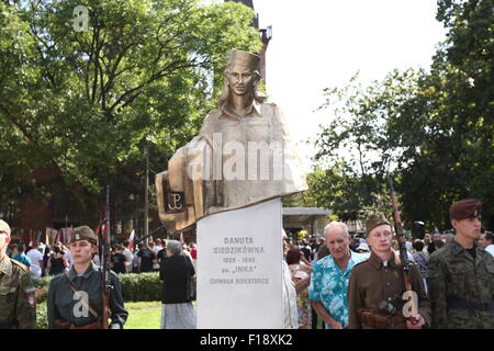 Danzig, Polen 30. August 2015 Enthüllung von Danuta Sledzikowna "Inka" Denkmal-Zeremonie, die legendären Krankenschwester der AK. InkaÕs Körper wurde gefunden in Massengrab am Soldatenfriedhof in Danzig und am Anfang des Jahres 2015 identifiziert. Bildnachweis: Michal Fludra/Alamy Live-Nachrichten Stockfoto