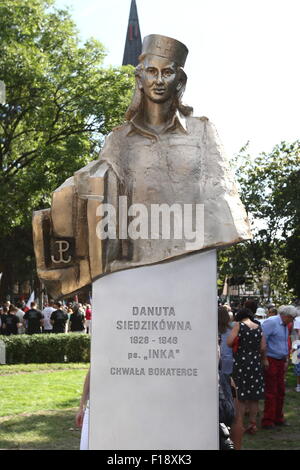 Danzig, Polen 30. August 2015 Enthüllung von Danuta Sledzikowna "Inka" Denkmal-Zeremonie, die legendären Krankenschwester der AK. InkaÕs Körper wurde gefunden in Massengrab am Soldatenfriedhof in Danzig und am Anfang des Jahres 2015 identifiziert. Bildnachweis: Michal Fludra/Alamy Live-Nachrichten Stockfoto