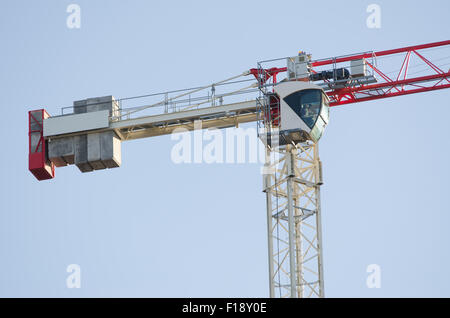 Das Gegengewicht und die Fahrerkabine des Turm Kran hautnah Stockfoto