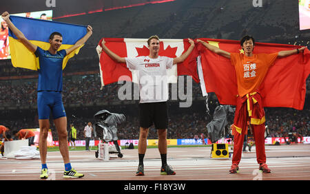 Peking, China. 30. August 2015. Kanadas Derek Drouin (C), Chinas Zhang Guowei (R) und der Ukraine Bohdan Bondarenko feiern nach dem Hochsprung Finale bei den 2015 IAAF World Champships in das "Vogelnest" Nationalstadion in Peking, Hauptstadt von China, 30. August 2015. © Li Gang/Xinhua/Alamy Live-Nachrichten Stockfoto