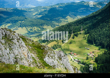 Freistehendes Haus auf einer Wiese in Bergen Stockfoto