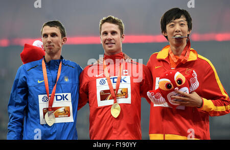 Peking, China. 30. August 2015. Goldmedaillengewinner Kanadas Derek Drouin (C), Silber-Medaillengewinner Chinas Zhang Guowei (R) und der Ukraine Bohdan Bondarenko stellen während der Preisverleihung die Männer Hochsprung Veranstaltung bei der IAAF Weltmeisterschaften 2015 in das "Vogelnest" Nationalstadion in Peking, Hauptstadt von China, 30. August 2015. © Yue Yuewei/Xinhua/Alamy Live-Nachrichten Stockfoto