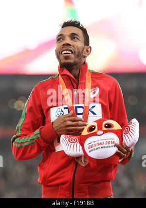 (150830)--Peking, 30. August 2015 (Xinhua)--Bronzemedaille Marokko Abdalaati Iguider feiert, während der Verleihung des die Männer 1500 m Event bei der IAAF Weltmeisterschaft 2015 in das "Vogelnest" Nationalstadion in Peking, Hauptstadt von China, 30. August 2015. (Xinhua/Yue Yuewei) Stockfoto