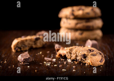 Chocolate Chip Cookies und Schokoladenstücke über hölzerne Hintergrund Stockfoto