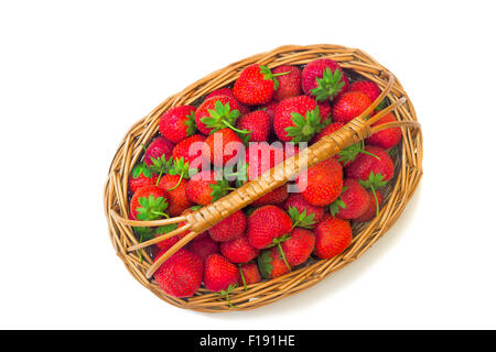 Ein Weidenkorb voller Reife große Erdbeeren, Ansicht von oben. Auf weißem Hintergrund dargestellt. Stockfoto
