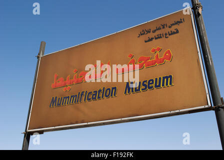 Ein Zeichen für die Mumifizierung Museum in Luxor, Ägypten. Stockfoto