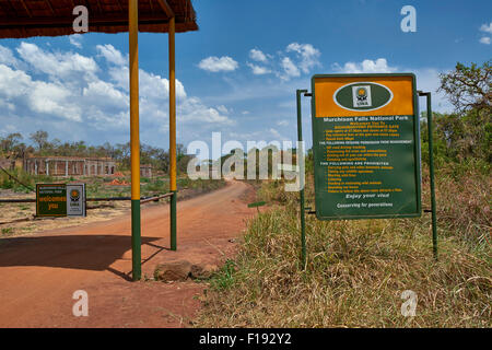 Schild am Tor zum Murchison Falls National Park, Uganda, Afrika Stockfoto