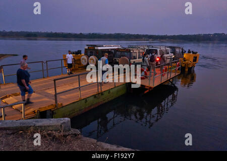 Auto Fähre Kreuzung Fluß Nil, Murchison Falls National Park, Uganda, Afrika Stockfoto