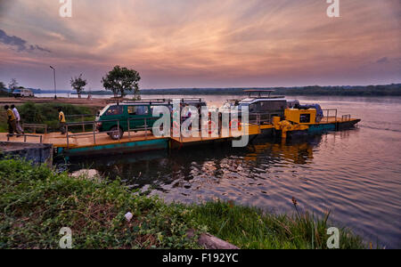 Autofähre über Nils, Murchison Falls National Park, Uganda, Afrika Stockfoto