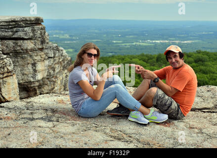 Brautpaar sitzt auf dem Felsen am Minnewaska State Park Reserve Upstate NY während der Sommerzeit Stockfoto