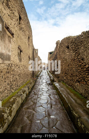 Schmalen gepflasterten Straße in Pompeji, mit Streitwagen tracks Stockfoto