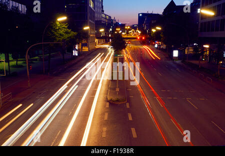 Auto Lichtspuren der Nachtszene, moderne Stadt Nacht Hintergrund Stockfoto