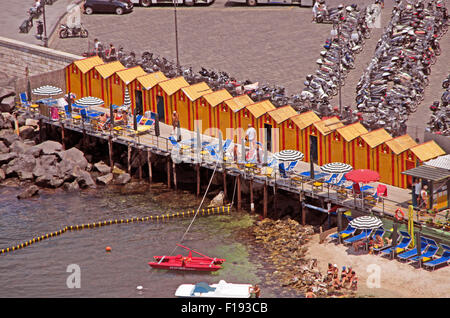 Strandhütten, Sorrent, Amalfiküste, Kampanien, Italien, mediterran, Europa; Stockfoto