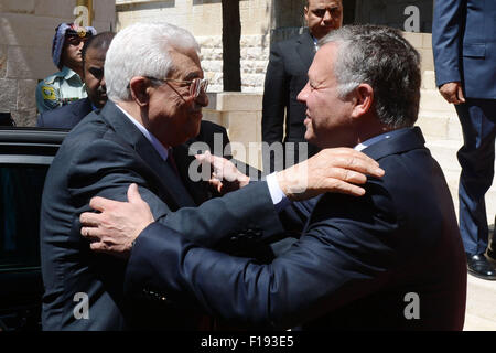 Amman. 30. August 2015. Jordanian King Abdullah II (R) grüßt der palästinensische Präsident Mahmoud Abbas bei ihrem Treffen in Amman, Jordanien, 30. August 2015. © Xinhua/Alamy Live-Nachrichten Stockfoto