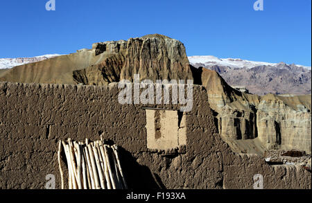 Afghanische Ruinen unter dem Berg Stockfoto