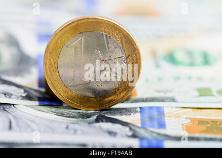 Euro-Münze auf Geld-Hintergrund Stockfoto