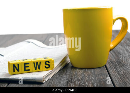 Zeitung und Kaffee Tasse auf Holztisch Stockfoto