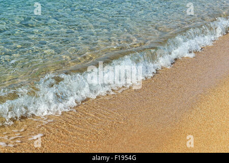 Sandigen Strand und das Meer Wellen an sonnigen Tagen sehr detaillierte Stockfoto