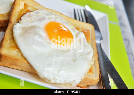 Gericht Croque-Madame mit schönen Spiegeleier, Brot und Schinken, flachen DOF im natürlichen Licht Closeup Bild Stockfoto