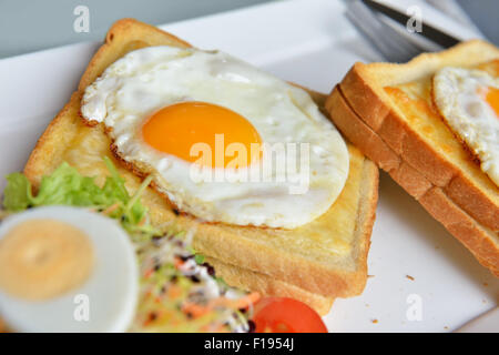 Gericht Croque-Madame mit schönen Spiegeleier, Brot und Schinken, flachen DOF im natürlichen Licht Closeup Bild Stockfoto