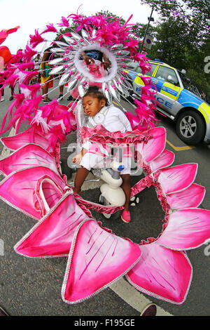 London, Großbritannien. 30. August 2015. Teilnehmer am Notting Hill Carnival Children's Day 2015, London Credit: Paul Brown/Alamy Live News Stockfoto