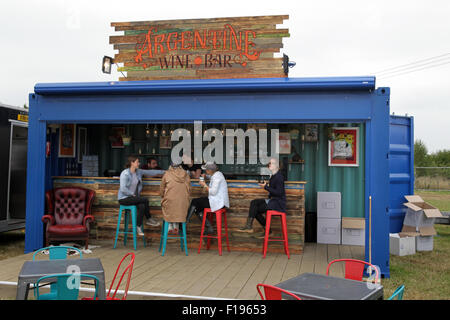 Kingham, Oxfordshire, Vereinigtes Königreich, Sonntag, 30. August 2015. Die Stände und Bars auf dem großen Feastival Essen und Musik Festival organisiert von Koch Jamie Oliver und Unschärfe Bassist Alex James auf James' Farm in Oxfordshire. Bild: Ric Mellis 30.08.2015 Kingham, Oxfordshire, Vereinigtes Königreich Catchline: Feastival Sonntag Credit: Ric Mellis/Alamy Live News Stockfoto