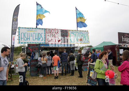 Kingham, Oxfordshire, Vereinigtes Königreich, Sonntag, 30. August 2015. Die Stände und Bars auf dem großen Feastival Essen und Musik Festival organisiert von Koch Jamie Oliver und Unschärfe Bassist Alex James auf James' Farm in Oxfordshire. Bild: Ric Mellis 30.08.2015 Kingham, Oxfordshire, Vereinigtes Königreich Catchline: Feastival Sonntag Credit: Ric Mellis/Alamy Live News Stockfoto