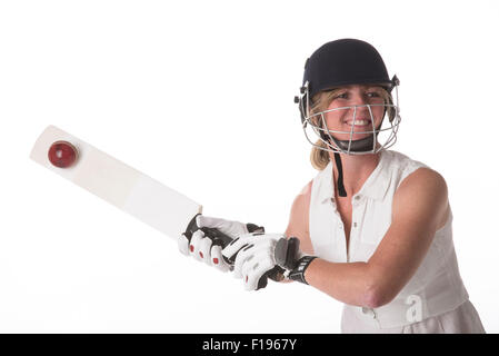 Weibliche Club Cricketspieler schlagen Cricketball mit einer Fledermaus-Grille