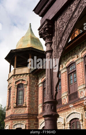 Indien, Jammu & Kaschmir, Srinagar, Khwaja Manzil Nishati Haus, 1930er Jahre Erbe Haus der Maharaja Hari Singh, Veranda-Dekoration-deta Stockfoto