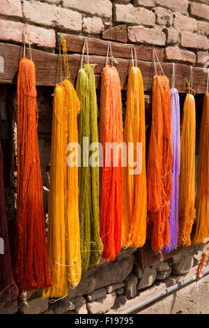 Indien, Jammu & Kaschmir, Srinagar, Altstadt, Handwerk, gefärbt warme farbige Stickgarne Zaun zum Trocknen hängen Stockfoto