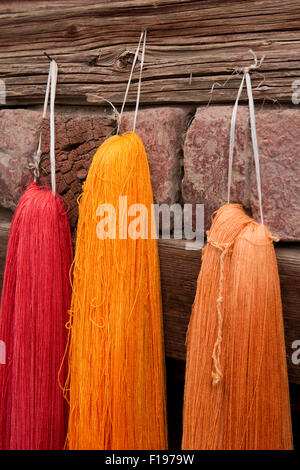 Indien, Jammu & Kaschmir, Srinagar, Altstadt, Handwerk, gefärbt warme farbige Stickgarne Zaun zum Trocknen hängen Stockfoto