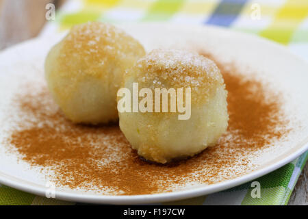 Süße Knödel bestreut mit Zucker und Zimt, Nahaufnahme Stockfoto