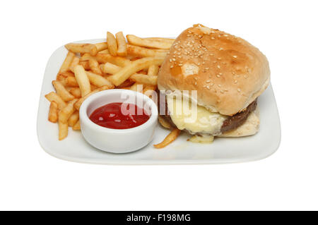 Cheeseburger mit Pommes Frites und Tomatenketchup auf einem Teller isoliert gegen weiß Stockfoto