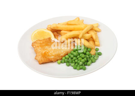 Panierte Fisch, Chips und Erbsen mit einem Keil von Zitrone auf einem Teller isoliert gegen weiß Stockfoto