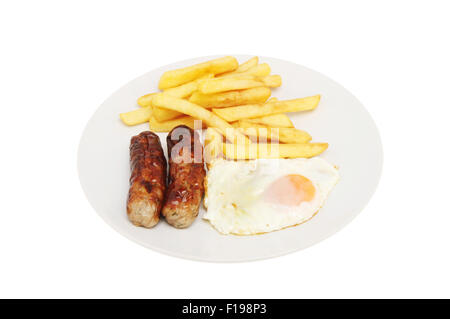 Wurst gebraten, Ei und Chips auf einem Teller isoliert gegen weiß Stockfoto