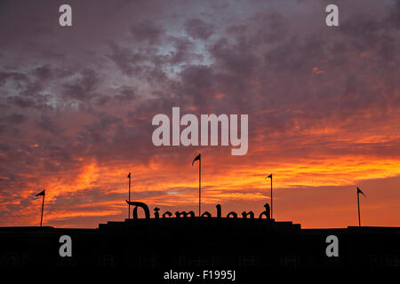 Dismaland Zeichen unter flammenden Sonnenuntergang, Weston-super-Mare Stockfoto