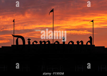 Dismaland Zeichen unter flammenden Sonnenuntergang, Weston-super-Mare Stockfoto