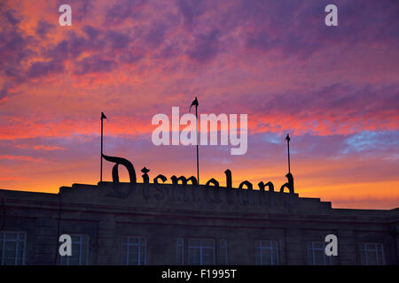 Dismaland Zeichen unter flammenden Sonnenuntergang, Weston-super-Mare Stockfoto