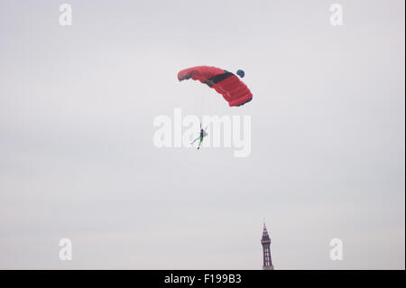 Blackpool, UK. 30. August 2015. Ein bewölkter Morgen in Blackpool, aber die Bedingungen sind nahezu perfekt für die "Base-Jumper" unter ihren Sprung des Glaubens aus 320 Fuß hohen Kran am Strand von Blackpool. Bildnachweis: Gary Telford/Alamy live-Nachrichten Stockfoto