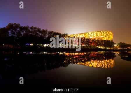 Peking, China. 28. August 2015. Das Nationalstadion, bekannt als Vogelnest, leuchtet bei der Abschlussfeier am 15. International Association of Athletics Federations (IAAF) Leichtathletik-Weltmeisterschaften in Peking, China, 28. August 2015. Foto: Christian Charisius/Dpa/Alamy Live News Stockfoto