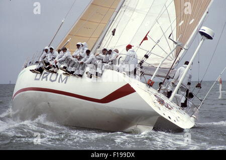 AJAXNETPHOTO. 1985. SOLENT, ENGLAND. MAXI-SERIE - SIMON LE BON MAXI TROMMEL AUS COWES. YACHT IST EIN WHITBREAD RENNEN EINTRAG. FOTO: JONATHAN EASTLAND / AJAX Stockfoto