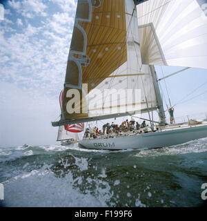 AJAXNETPHOTO. 1985. SOLENT, ENGLAND. -WHITBREAD ROUND THE WORLD RACE - SIMON LE BON TROMMEL. YACHT IST EIN WHITBREAD RENNEN EINTRAG. FOTO: JONATHAN EASTLAND / AJAX Stockfoto